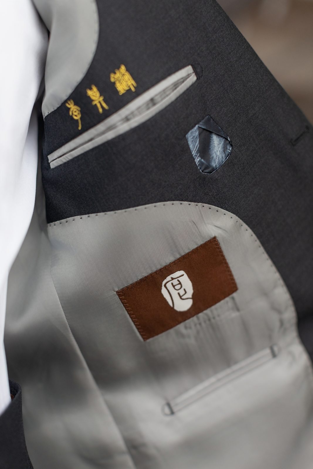 The 度 maker's label and interior lining of a 度·BESPOKE garment, full canvas shaped from within