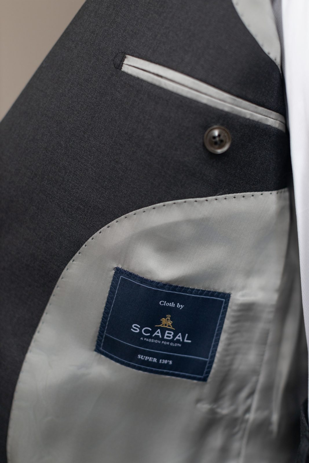 度·BESPOKE 成衣内的 Scabal 面料标与里布实拍