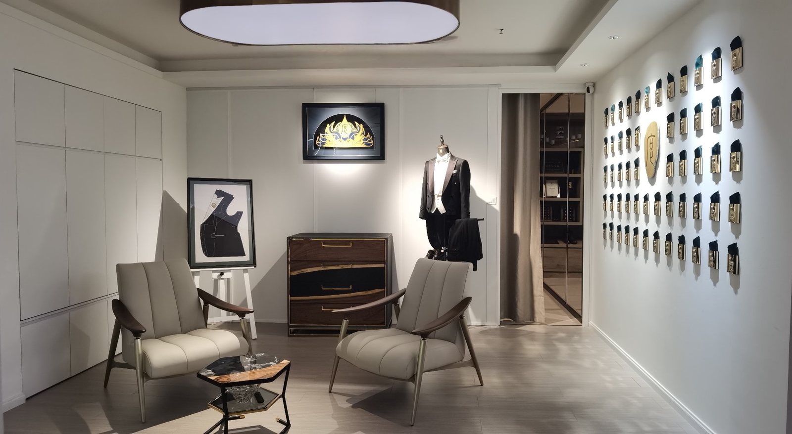 度·BESPOKE 深圳门店拱窗展厅：双拱窗、原木长桌与成衣挂架，自然光下的陈列