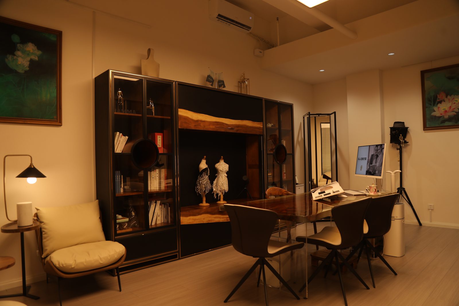 Consultation corner of the 度·BESPOKE atelier with lounge chairs and emblem wall