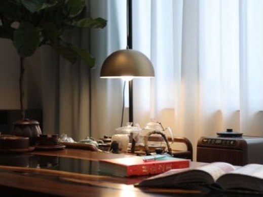 度·BESPOKE 门店茶席：黄铜台灯、玻璃茶器与翻开的样册