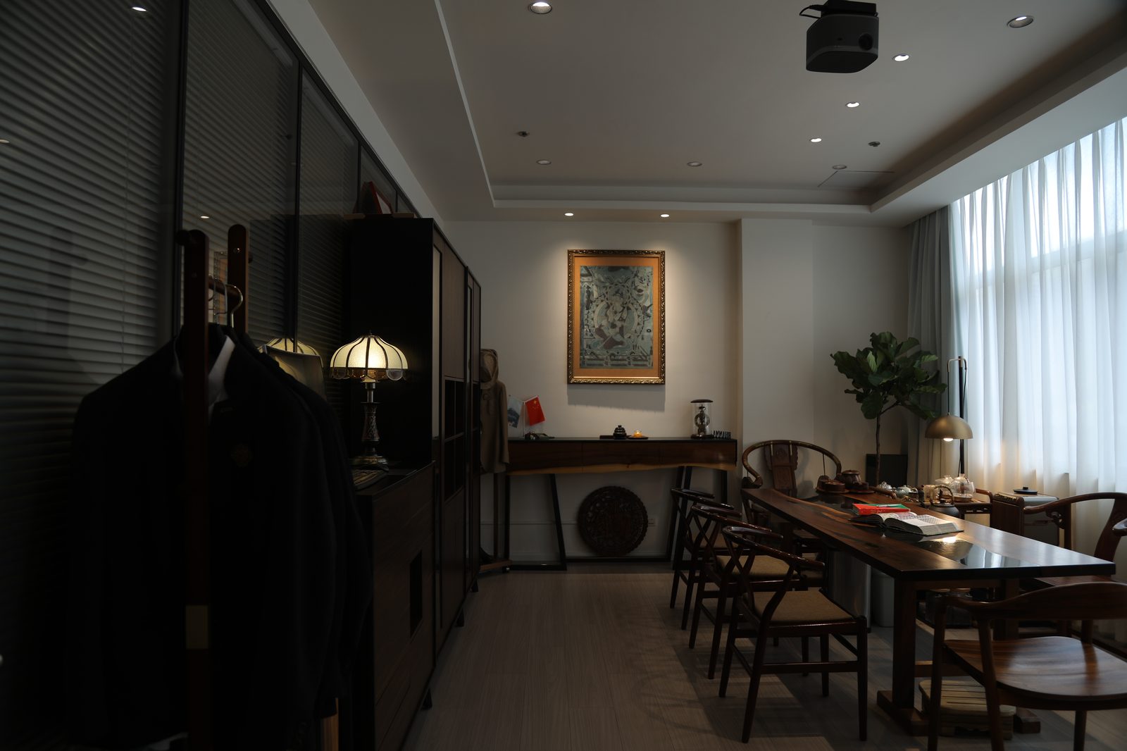 Tea room and long table inside the 度·BESPOKE atelier