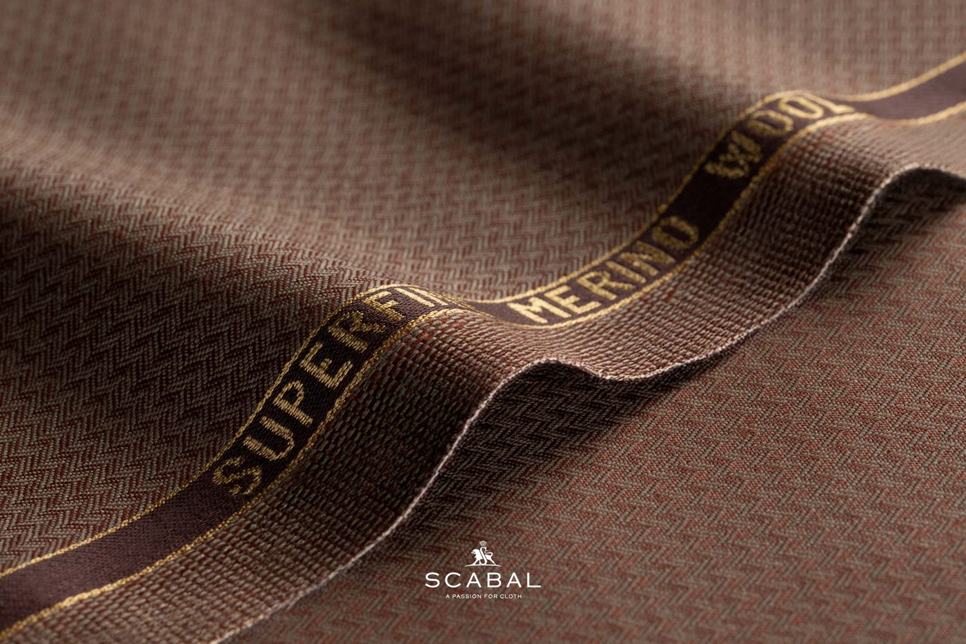 Scabal Image 系列面料卷与色样叠放