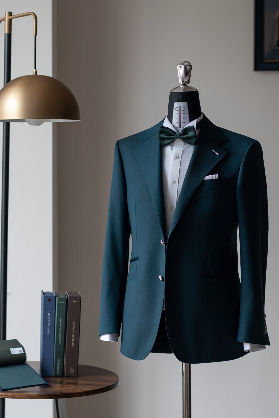 度·BESPOKE 定制的孔雀蓝青果领晚宴服特写