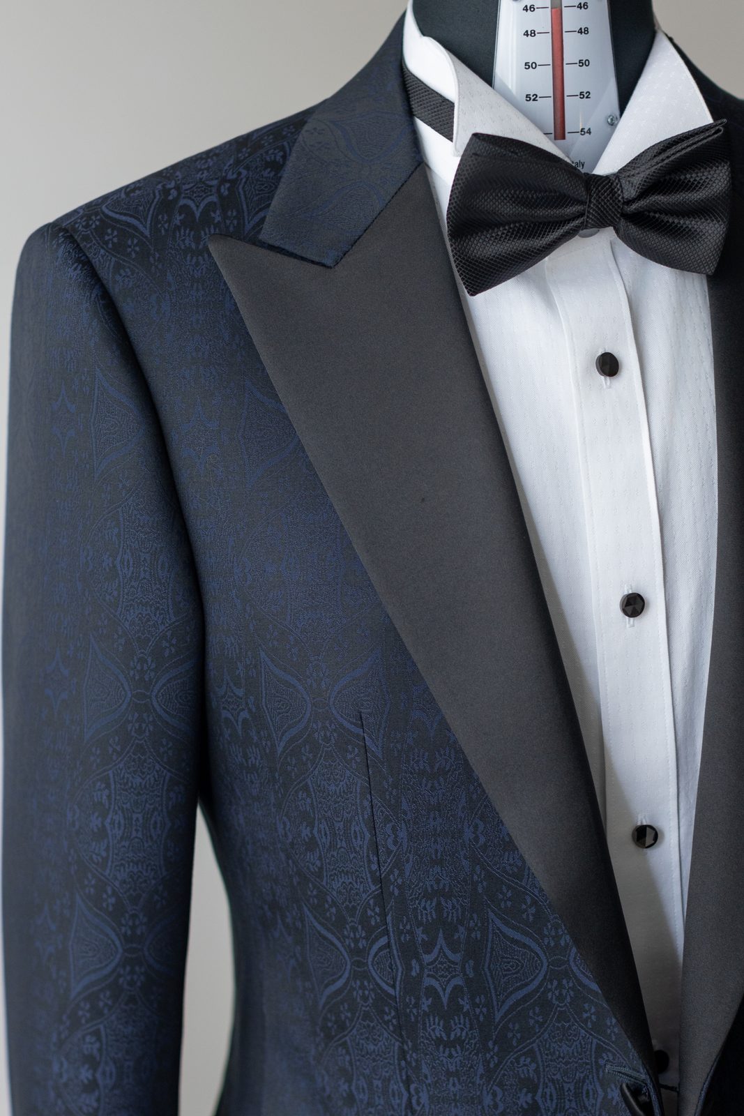 度·BESPOKE 定制的藏青提花婚礼塔士多全貌