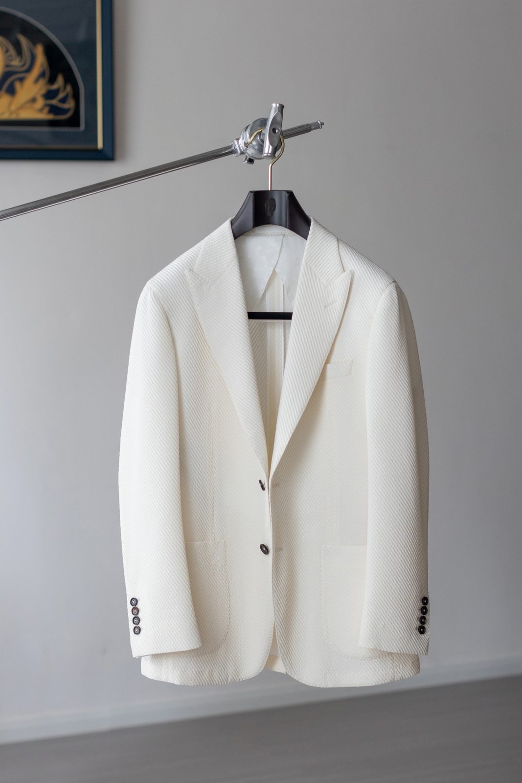 度·BESPOKE 定制的白色晚宴上衣挂拍