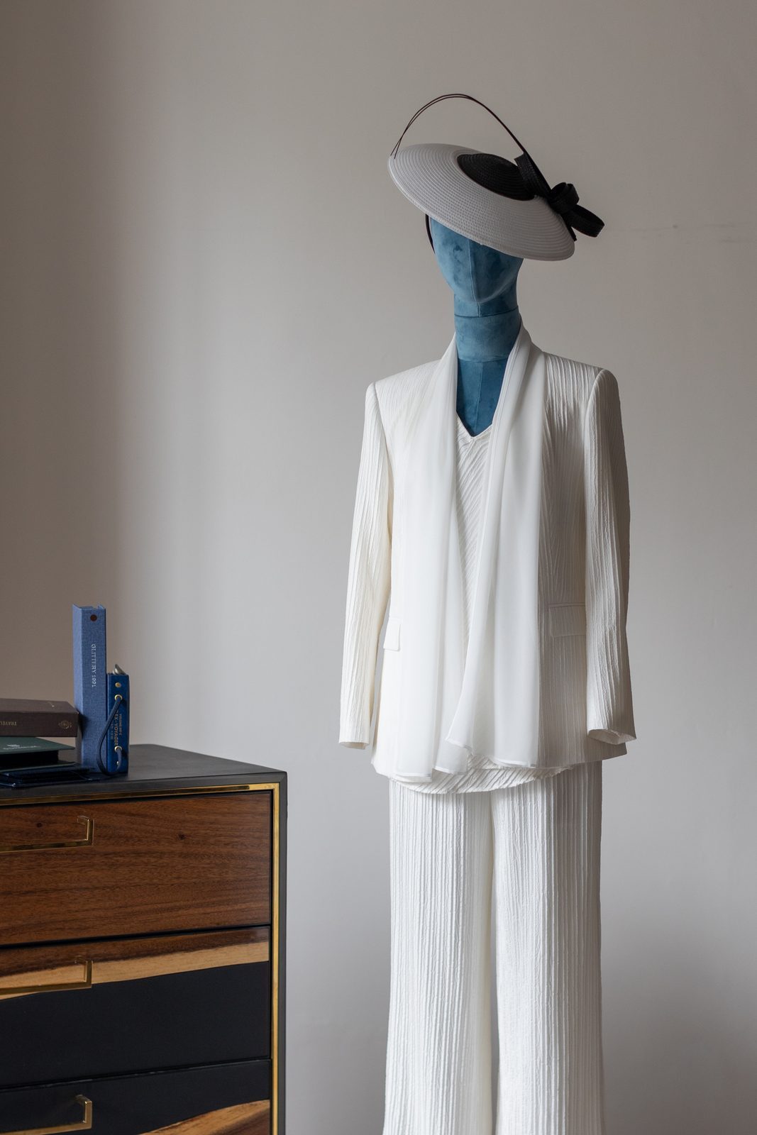 White bespoke women's suit by 度·BESPOKE